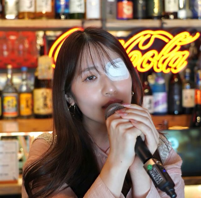オフショット投稿📷🌈
今回は、先日のカフェでの「かたのめい」のライブの様子♪

オリジナルソングの配信まで
着々と準備が進んでいるとのこと…。

是非みなさま、
配信まで楽しみにお待ちください😊

.
.

#かたのめい #視覚障害 #眼球破裂 #ダイバーシティカフェ #シンガー  #眼帯 #障がい #eyepatch #ココダイバーシティエンターテイメント #ここでぐらむ