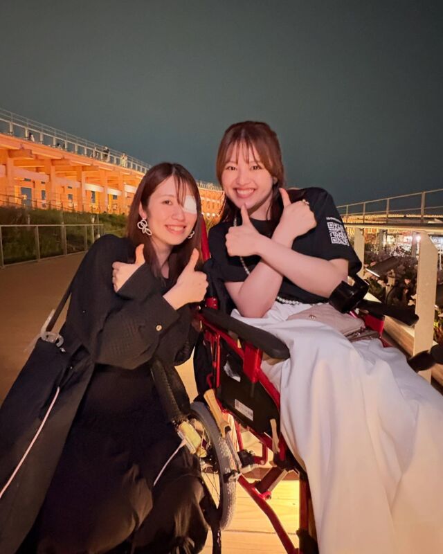 【本日のオフショット📸】
イベント出演後、万博を満喫した「江夏明希」と
「かたのめい」のツーショット！

夜になると、まるでイルミネーションのように輝く万博会場。
大屋根リングに登り、綺麗な景色に思わずテンションが上がる2人でした✨️

今後、万博でのオフショットを順次公開予定ですので、
お楽しみに🥰

#江夏明希 #かたのめい #万博 #パビリオン #オフショット #線維筋痛症 #片目 #タレント #ここでぐらむ