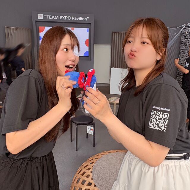 本日のオフショット📸
江夏明希（右）とかたのめい（左）！

万博でのオフショットをお届けします🌞💞

#オフショット